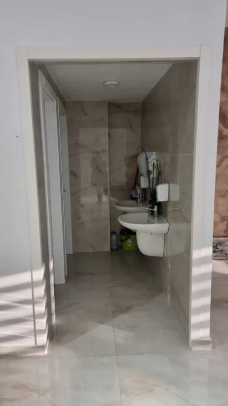 Tirane, jepet me qera ambjent biznesi Kati 1, 227 m² 3.200 € (Rruga e Dibrës)
