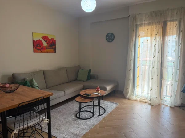 Tirane, jepet me qera apartament 1+1+Ballkon Kati 5, 65 m² 650 € (Shkolla e Baletit /Rruga Petro Nini Luarasi)