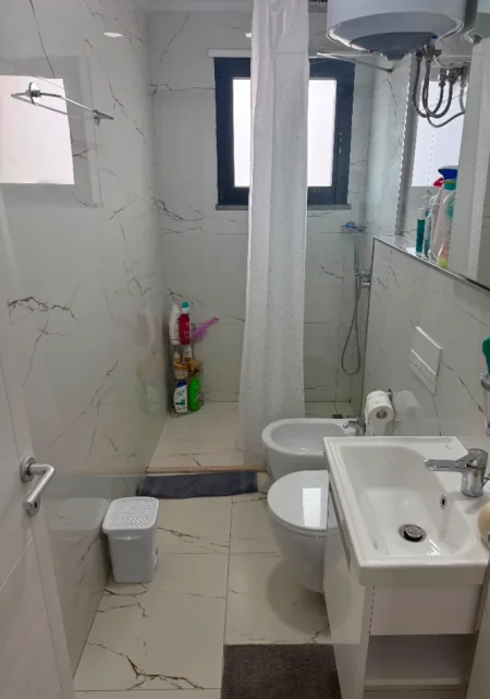 Tirane, jepet me qera apartament 1+1+Ballkon Kati 5, 65 m² 650 € (Shkolla e Baletit /Rruga Petro Nini Luarasi)