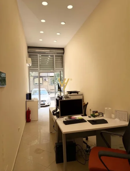 Tirane, jepet me qera dyqan Kati 0, 24 m² 420 € (SELITE)