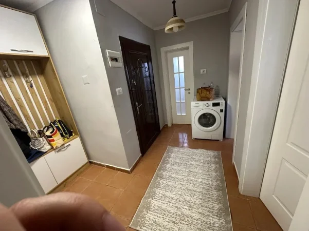 Tirane, jepet me qera apartament 2+1 Kati 5, 70 m² 500 € (Rruga Ferit Xhajko)