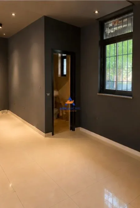 Tirane, jepet me qera ambjent biznesi Kati 0, 100 m² 2.114 € 