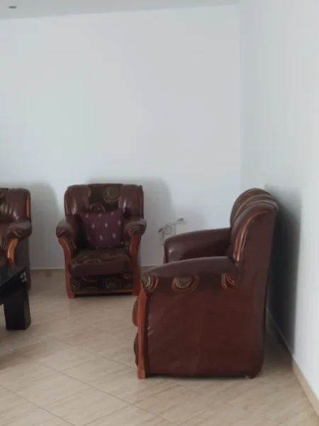 Tirane, jepet me qera apartament 4+1 Kati 2, 120 m² 500 € (Astir - pranë Vilës L)