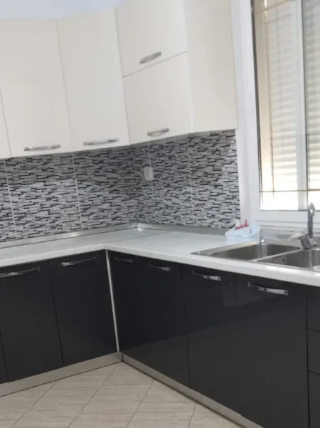 Tirane, jepet me qera apartament 4+1 Kati 2, 120 m² 500 € (Astir - pranë Vilës L)