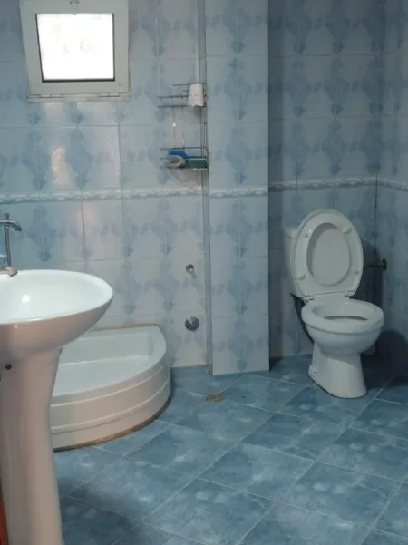 Tirane, jepet me qera apartament 4+1 Kati 2, 120 m² 500 € (Astir - pranë Vilës L)