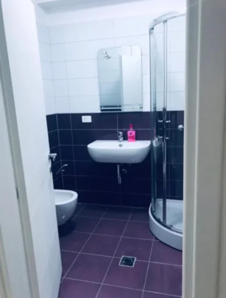 Tirane, jepet me qera apartament 2+1+Ballkon Kati 2, 105 m² 800 € (Gjimnazi Partizani /Rr.e Dibres)