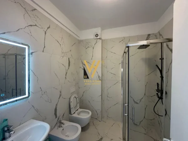 Tirane, jepet me qera apartament 1+1+Ballkon Kati 7, 56 m² 450 € (UNIVERS CITY)