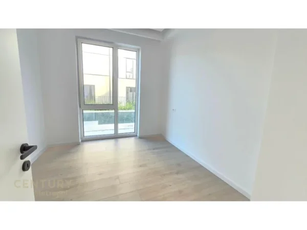 Tirane, jepet me qera Vile 3+1 Kati 3, 340 m² 5.000 € (Liqeni i Thate Metropol142923)