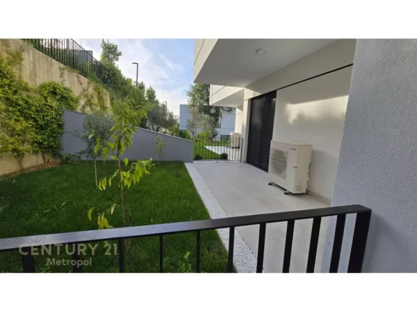 Tirane, jepet me qera Vile 3+1 Kati 3, 340 m² 5.000 € (Liqeni i Thate Metropol142923)