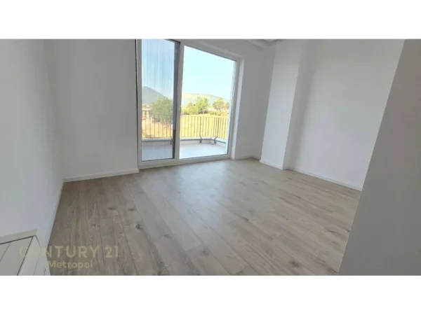 Tirane, jepet me qera Vile 3+1 Kati 3, 340 m² 5.000 € (Liqeni i Thate Metropol142923)