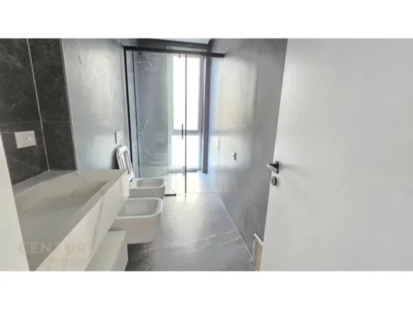 Tirane, jepet me qera Vile 3+1 Kati 3, 340 m² 5.000 € (Liqeni i Thate Metropol142923)