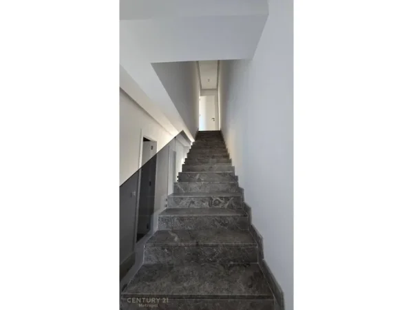 Tirane, jepet me qera Vile 3+1 Kati 3, 340 m² 5.000 € (Liqeni i Thate Metropol142923)