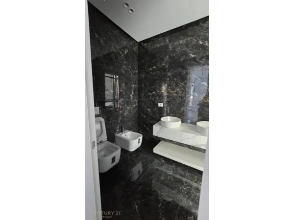 Tirane, jepet me qera Vile 3+1 Kati 3, 340 m² 5.000 € (Liqeni i Thate Metropol142923)