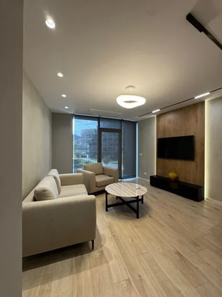 Tirane, jepet me qera ambjent biznesi , 1.700 € 