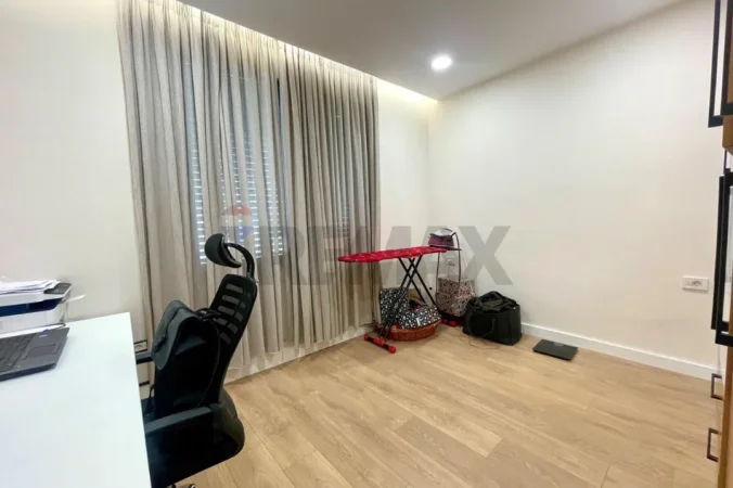Tirane, shitet apartament 3+1 , 135 m² 450.000 € (Qender)