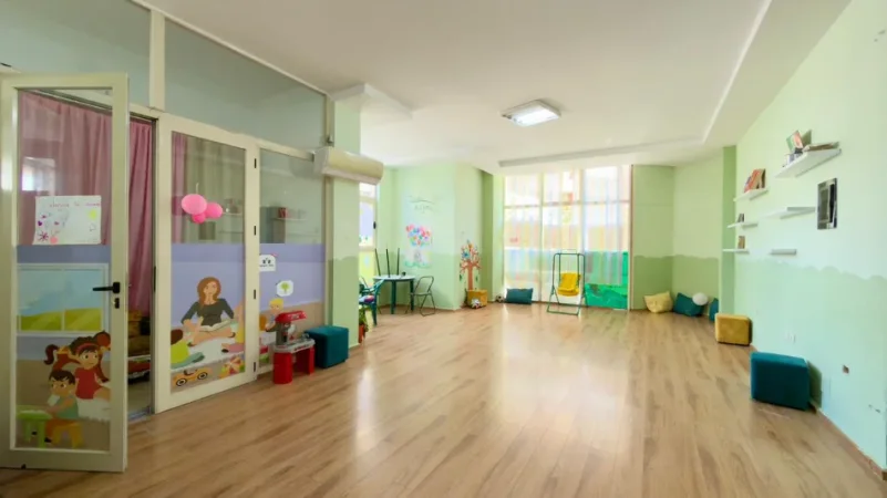 Tirane, jepet me qera ambjent biznesi Kati 0, 141 m² 700 € (Astir Vila L)