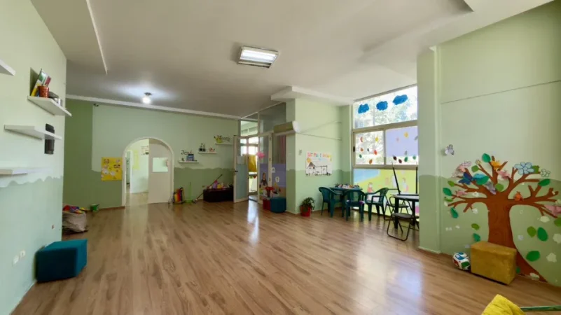 Tirane, jepet me qera ambjent biznesi Kati 0, 141 m² 700 € (Astir Vila L)