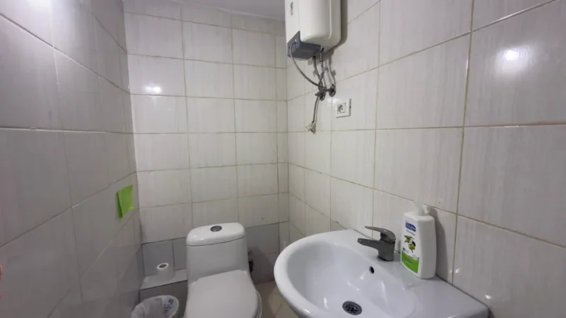 Tirane, jepet me qera ambjent biznesi Kati 0, 141 m² 700 € (Astir Vila L)