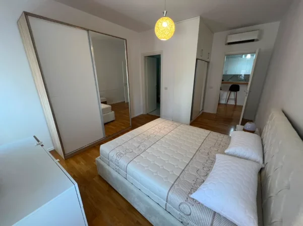 Tirane, jepet me qera apartament 2+1 Kati 2, 100 m² 1.250 € (Rruga e Barrikadave)