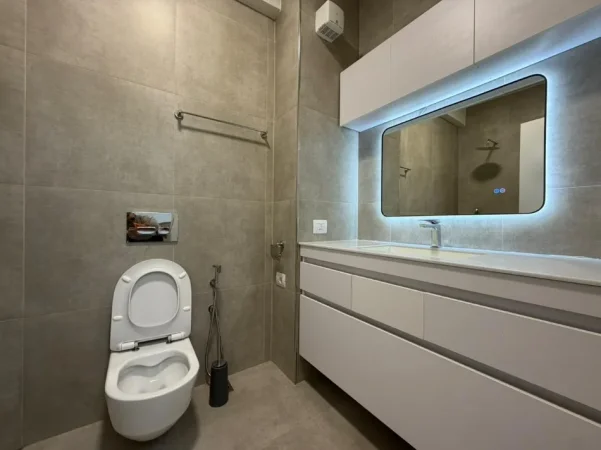 Tirane, jepet me qera apartament 1+1 Kati 4, 70 m² 800 € (Komuna e Parisit)