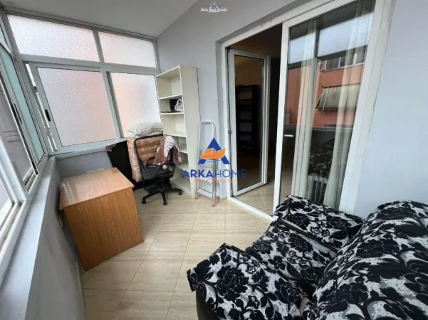 Tirane, jepet me qera apartament 2+1+Ballkon Kati 5, 110 m² 520 € 