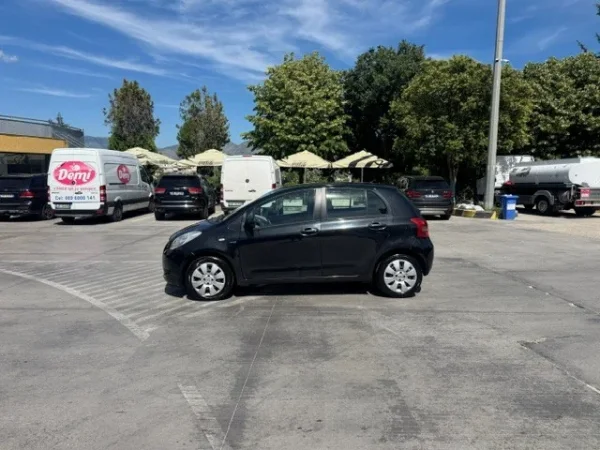 Sarande, shes makine Toyota Yaris Nafte, e zeze manuale Kondicioner 222.000 km 3.500 €