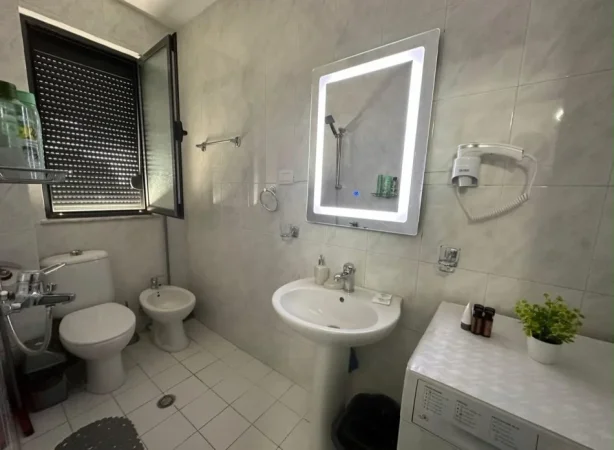 Tirane, jepet me qera apartament 1+1 Kati 7, 38 m² 380 € (Rruga Ferit Xhajko)