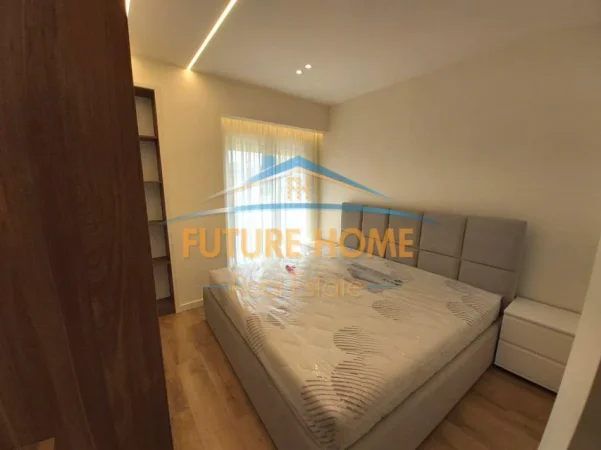 Tirane, jepet me qera apartament 2+1+2 Kati 3, 102 m² 1.000 € (RRUGA E BARRIKADAVE)