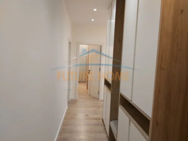 Tirane, jepet me qera apartament 2+1+2 Kati 3, 102 m² 1.000 € (RRUGA E BARRIKADAVE)