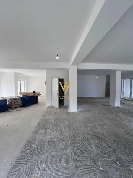 Tirane, jepet me qera ambjent biznesi Kati 0, 216 m² 3.000 € (ALI DEMI)