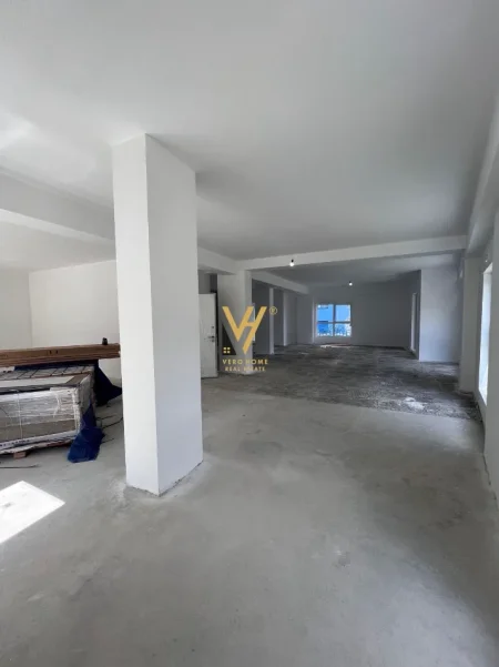 Tirane, jepet me qera ambjent biznesi Kati 0, 216 m² 3.000 € (ALI DEMI)