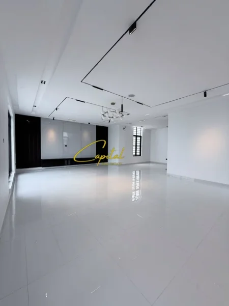 Tirane, jepet me qera dyqan Kati 0, 116 m² 600 € (RRUGA E KAVAJES)