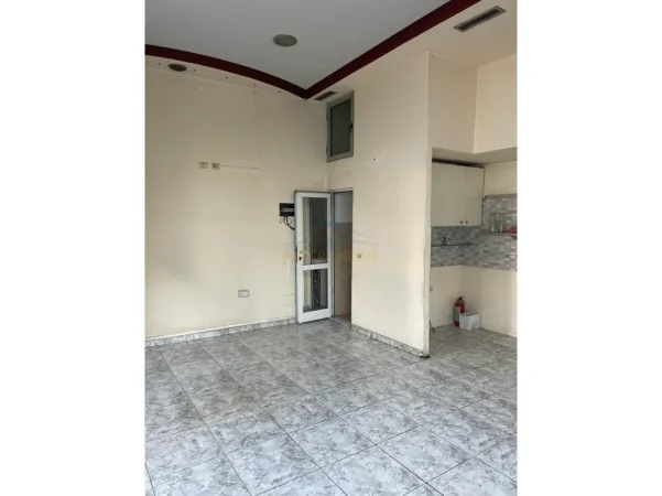 Tirane, jepet me qera ambjent biznesi Kati 0, 35 m² 500 € (Rruga "5 Maji",Liqeni i Thate)