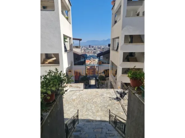 Tirane, jepet me qera apartament 2+1+2 Kati 2, 127 m² 800 € (KOPSHTI BOTANIK)