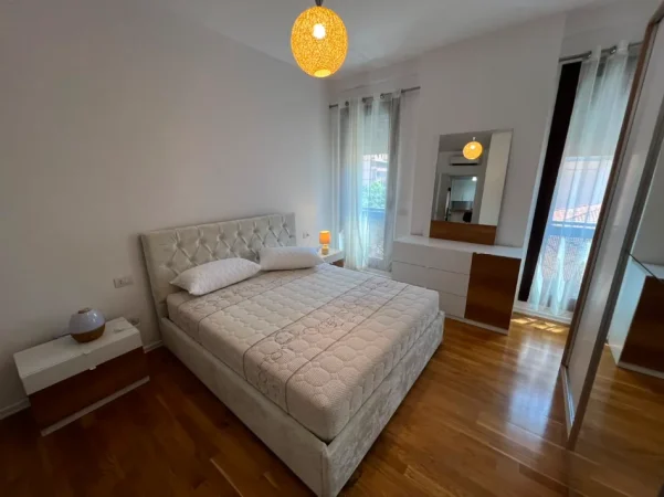 Tirane, jepet me qera apartament 2+1 Kati 2, 105 m² 1.250 € (Rruga e Barrikadave)