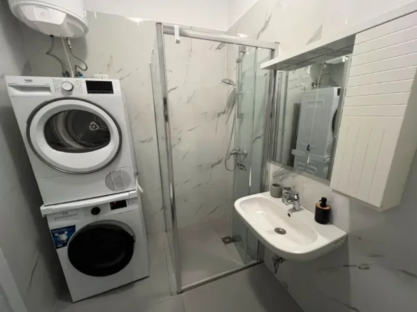 Tirane, jepet me qera apartament 2+1 Kati 2, 105 m² 1.250 € (Rruga e Barrikadave)