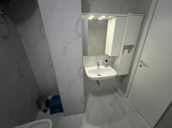 Tirane, jepet me qera apartament 2+1 Kati 2, 105 m² 1.250 € (Rruga e Barrikadave)