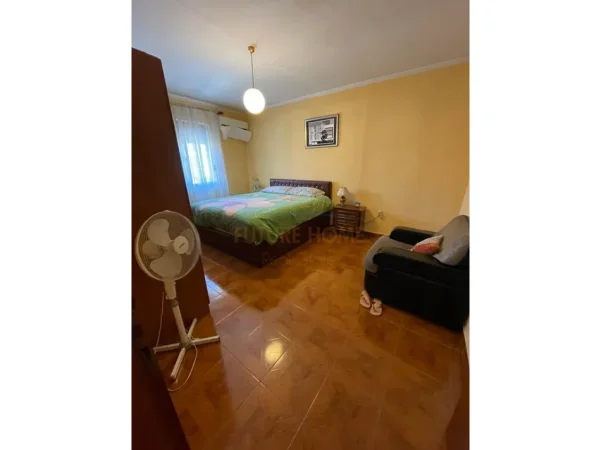 Tirane, jepet me qera apartament 2+1 Kati 3, 75 m² 500 € (ISH PARKU AUTOBUZAVE)