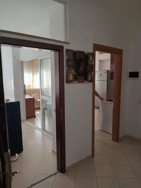 Tirane, jepet me qera apartament 2+1 Kati 3, 100 m² 400 € (Restorant Deliu ne Fresk)