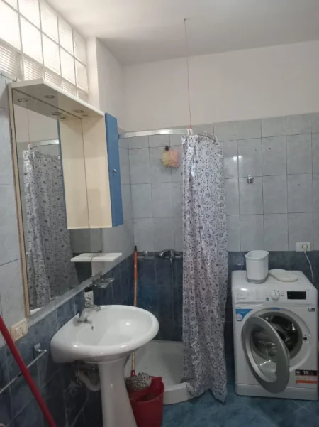 Tirane, jepet me qera apartament 2+1 Kati 3, 100 m² 400 € (Restorant Deliu ne Fresk)
