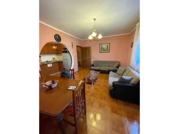 jap me qera apartament 2+1+Ballkon Kati 3, 75 m² 500 € (PARKU)