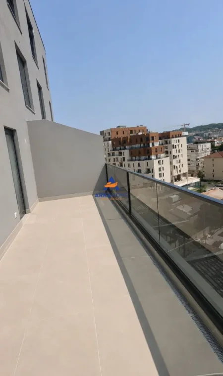 Tirane, jepet me qera apartament 2+1+Ballkon Kati 7, 110 m² 800 € 