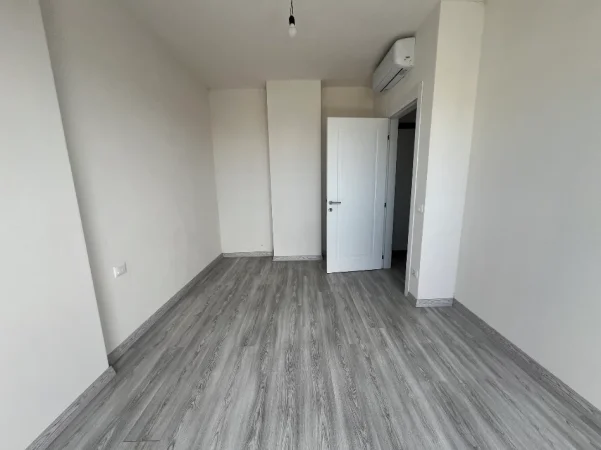 Tirane, jepet me qera apartament 1+1+Ballkon Kati 8, 71 m² 300 € (Bulevardi i Ri)