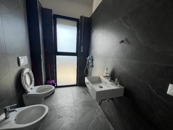 Tirane, jepet me qera apartament 1+1+Ballkon Kati 8, 71 m² 300 € (Bulevardi i Ri)