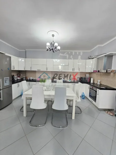 Durres, jepet me qera apartament 2+1+Aneks+Ballkon Kati 6, 120 m² 450 € 