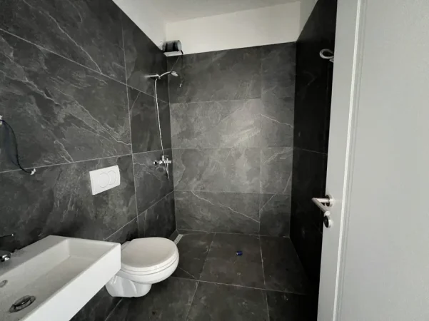 Tirane, jepet me qera apartament 2+1+Ballkon Kati 8, 100 m² 400 € (Bulevardi i Ri)
