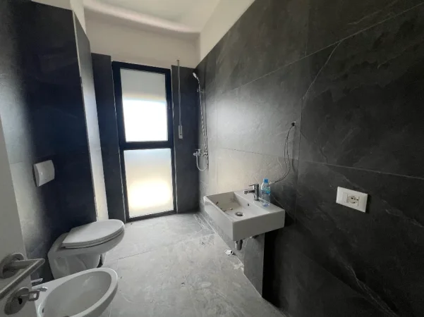 Tirane, jepet me qera apartament 2+1+Ballkon Kati 8, 100 m² 400 € (Bulevardi i Ri)