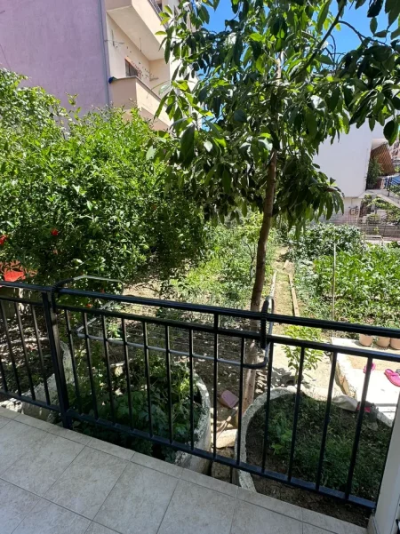 Tirane, jepet me qera apartament 1+1 Kati 1, 400 € 