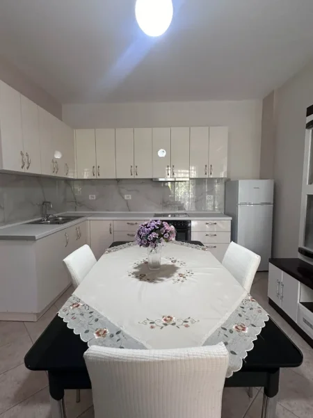 Tirane, jepet me qera apartament 1+1 Kati 1, 400 € 