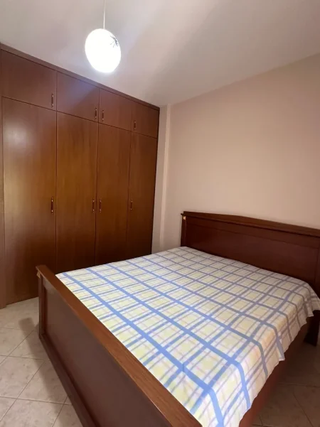 Tirane, jepet me qera apartament 1+1 Kati 1, 400 € 
